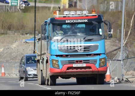 Volvo Schüttgut Kipper fahren bergauf neben erheblichen Straßenarbeiten Stockfoto