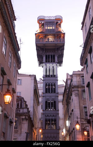 Verzierten Elevador de Santa Justa, eine alte Eisen neugotischen Aufzug verbindet das untere Baixa-Viertel von Lissabon mit der oberen Chiado. Stockfoto