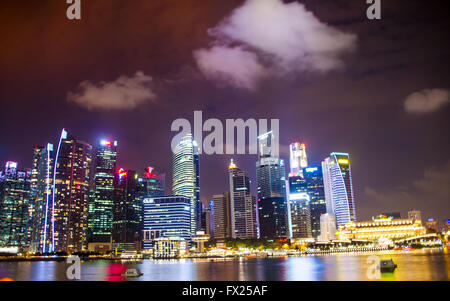 Singapur, April 3-2016 Business Gebäude leuchtendes Licht in der Nacht rund um die Marina Bay und River Singapur Singapur Stockfoto