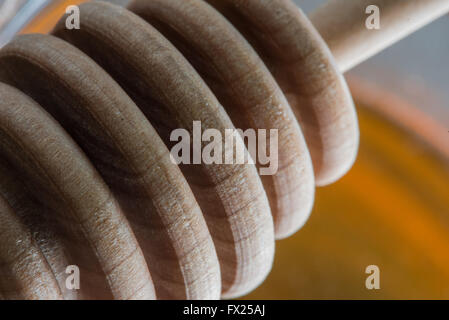 Nahaufnahme eines sauberen Honig Wagen mit Schüssel Honig im Hintergrund Stockfoto