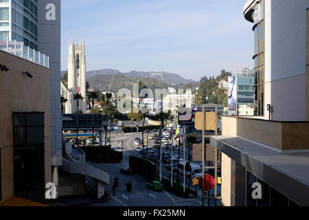 Blick auf Hollywood-Schriftzug aus Hollywood Boulevard, Los Angeles, Kalifornien Stockfoto