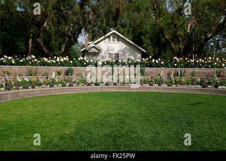 Blumen am Geburtsort von Präsident Richard Nixon in Yorba Linda, Kalifornien Stockfoto