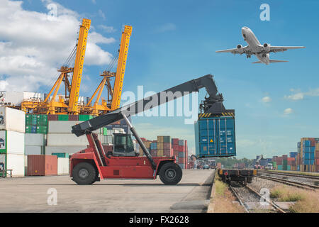 Gabelstapler, Umgang mit Box Containerbeladung, Güterzug Stockfoto