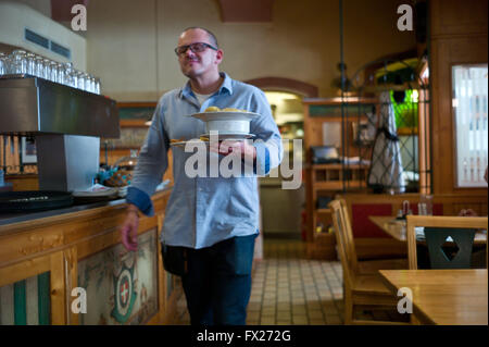 Ein Kellner im Wiener Cafe Beisl Stockfoto