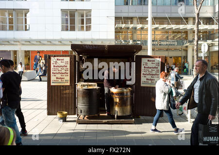 Andernfalls, Kastanien an einem heißen Tag zu verkaufen. Mariahilfer Strase Wien Stockfoto