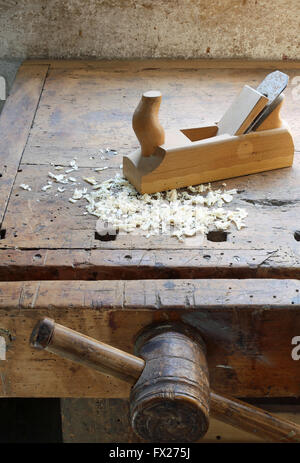 Hobel Späne und Sägemehl in einer antiken hölzernen Werkbank mit Schraubstock in der Handwerker-Tischlerei-Hersteller Stockfoto