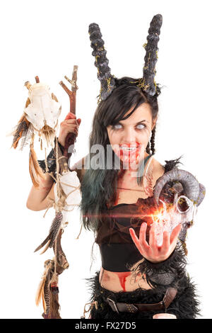 FAUN-Zauberin mit großen Hörnern und dem Blut isoliert in weiß Stockfoto