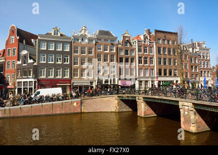 Ansicht der Leliegracht Brücke über Prinsengracht Kanal in Amsterdam Stockfoto