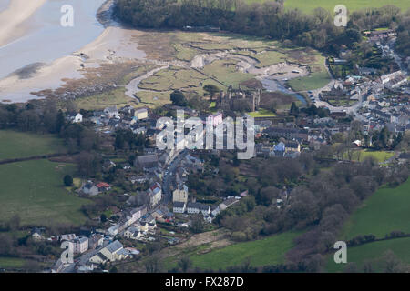 Luftaufnahme des Laugharne, West Wales, an der Mündung des Flusses Taf. Laugharne war Heimat des Dichters und Schriftstellers Dylan Thomas. Stockfoto