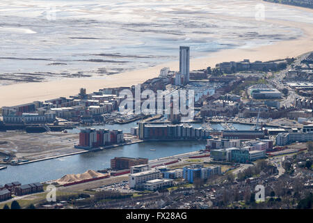 Luftaufnahme von Swansea Stadtzentrum zeigt der Turm am Meridian Kai - das höchste Gebäude in Wales. Stockfoto