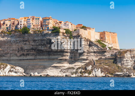 Wohnhäuser und Festung auf felsigen Küste von Bonifacio, bergigen mediterranen Insel Korsika Corse-du-Sud, Frankreich Stockfoto