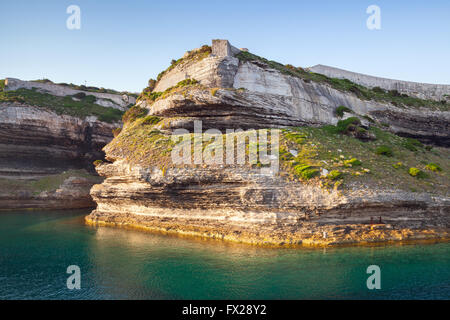 Bucht von Bonifacio, Küstenlandschaft, bergigen mediterranen Insel Korsika Corse-du-Sud, Frankreich Stockfoto