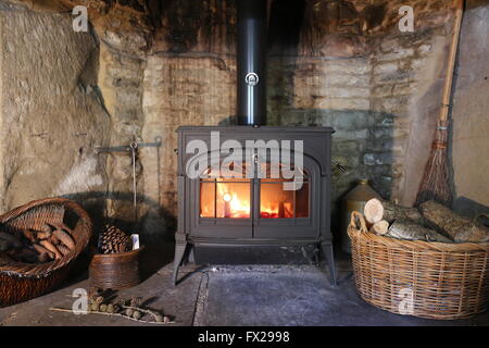 Holzbefeuerter Ofen im Inglenook Kamin Stockfoto