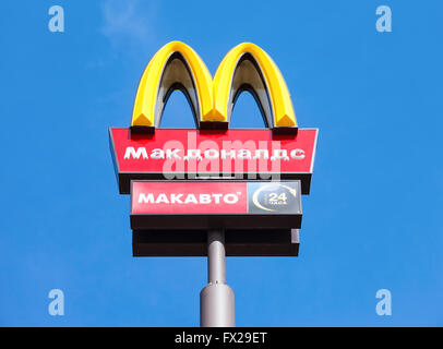 McDonald's-Logo auf einem Pfosten gegen den blauen Himmel Stockfoto