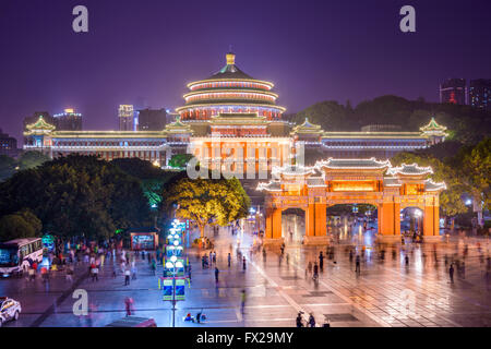 CHONGQING, CHINA - 1. Juni 2014: Menschenmassen in der großen Halle des Menschen und des Menschen Platz. Stockfoto