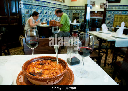 Callos a la Madrileña servieren in einer typischen Taverne. Madrid, Spanien. Stockfoto