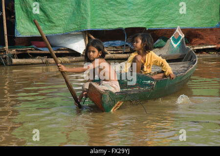 Kambodschanische Mädchen in einem kleinen Boot, schwimmenden Dorf auf dem Tonle Sap See in der Nähe von Siem Reap, Kambodscha Stockfoto