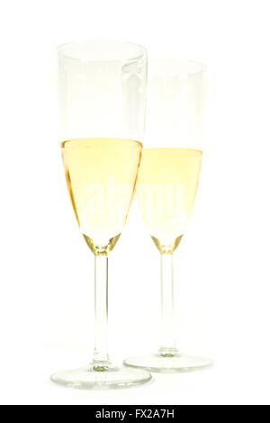 Zwei Gläser Champagner in high-Key mit weißem Hintergrund schießen Stockfoto