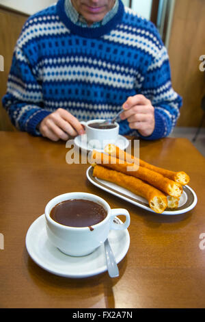 Porras mit Schokolade zum Frühstück. Madrid, Spanien. Stockfoto