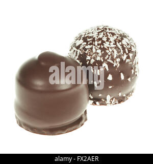 Schokolade beschichtete Marshmallow behandelt isoliert auf weiss Stockfoto