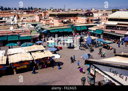 Gesamtansicht der Jemaa el Fna - Marktplatz im alten Marrakesch, Marokko, Nordafrika Stockfoto