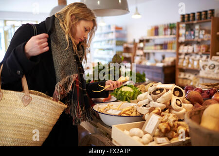 Frau Shopping für Bio-Produkte In Feinkost Stockfoto