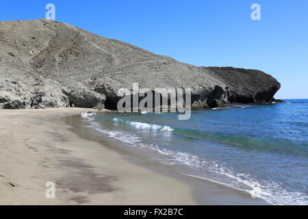 Felsvorsprung am Playa Mónsul sandigen Strand, Naturpark Cabo de Gata, Almeria, Spanien Stockfoto