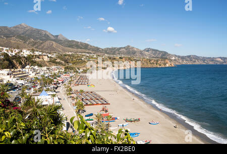 Playa Burriana Sandstrand im beliebten Urlaubsort Nerja, Provinz Malaga, Spanien Stockfoto