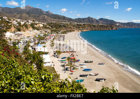 Playa Burriana Sandstrand im beliebten Urlaubsort Nerja, Provinz Malaga, Spanien Stockfoto