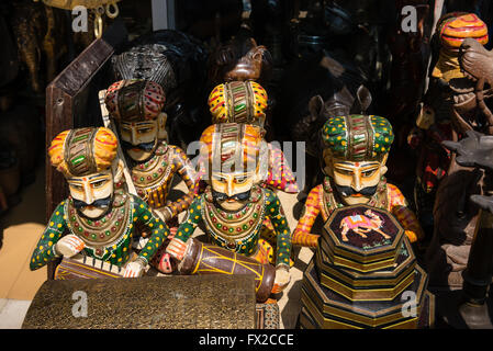 Antike Statuen in einem Stall in Chor Bazaar (Thieves Market), Mumbai Stockfoto