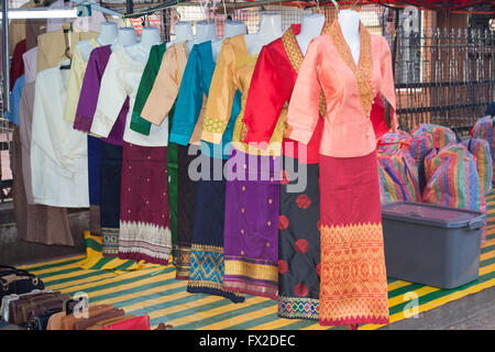 Lao Frau Kostüm zum Verkauf auf Markt, Luang Prabang, Laos Stockfoto