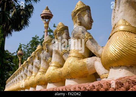 Goldene Buddha-Statuen werden in einem buddhistischen Tempel in Tboung Khmom Provinz, Kambodscha angezeigt. Stockfoto