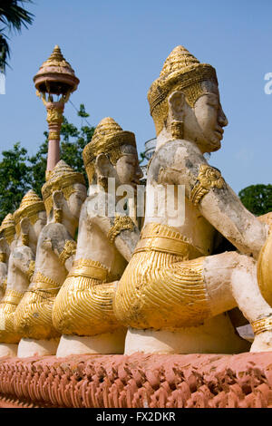 Goldene Buddha-Statuen werden in einem buddhistischen Tempel in Tboung Khmom Provinz, Kambodscha angezeigt. Stockfoto