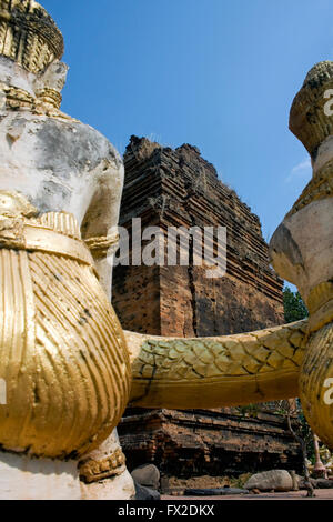 Goldene Buddha-Statuen sind in der Nähe eines Stupa in einem buddhistischen Tempel in Tboung Khmom Provinz, Kambodscha angezeigt. Stockfoto