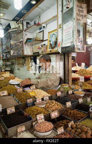 Mann verkauft Gewürze im Markt in Chandni Chowk, Old Delhi Stockfoto