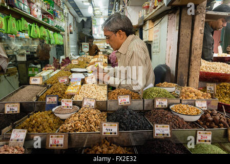 Mann verkauft Gewürze im Markt in Chandni Chowk, Old Delhi Stockfoto