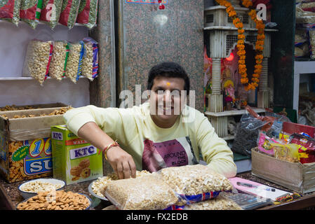 Mann verkauft Gewürze im Markt in Chandni Chowk, Old Delhi Stockfoto