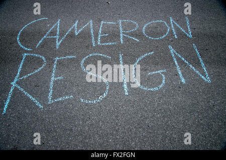 Demonstranten in Whitehall, London, England UK am 9. April 2016 fordern Premierminister David Cameron zum Rücktritt. Stockfoto
