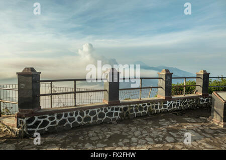 Mt. Bromo Vulkan von oben, herrliche Aussicht auf Mt. Bromo befindet sich im Bromo Tengger Semeru National Park, Ost-Java, Indonesien. Stockfoto