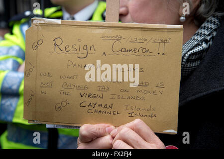 Demonstranten in Whitehall, London, England UK am 9. April 2016 fordern Premierminister David Cameron zum Rücktritt. Stockfoto