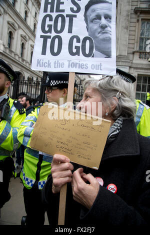 Demonstranten in Whitehall, London, England UK am 9. April 2016 fordern Premierminister David Cameron zum Rücktritt. Stockfoto