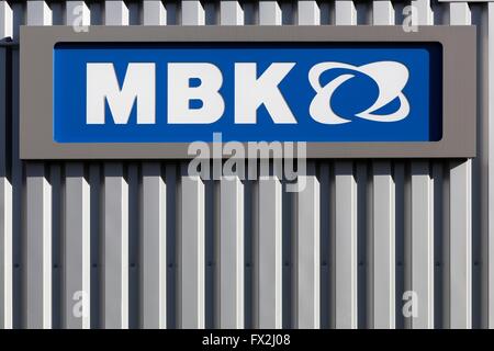 MBK-Logo an der Wand. MBK, ein Tochterunternehmen der Yamaha Motor Company, ist ein französischer Scooter Hersteller Stockfoto