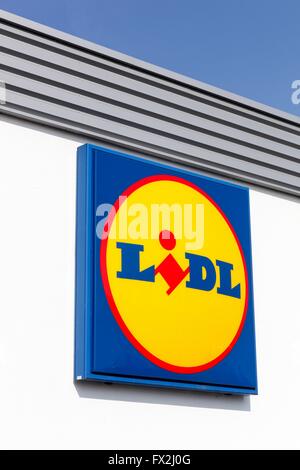 Lidl-Logo an der Wand Stockfoto