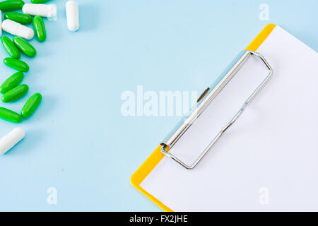 Medizinische Darstellung mit Pillen, Injektion, leeren Zwischenablage Blatt. Stockfoto
