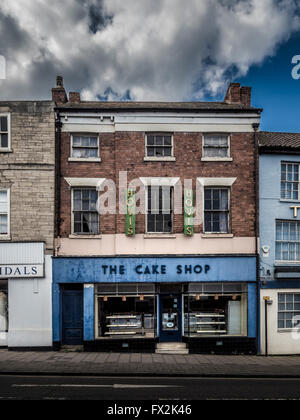 Die Konditorei mit traditionellen Hovis Zeichen, Watergate, Grantham, Lincolnshire, UK. Stockfoto