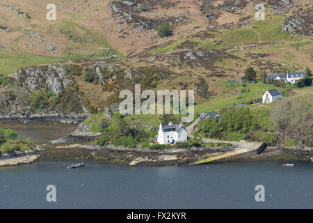 Traditionelles Haus und Pier am Strome Ferry, Loch Carron, Ross-Shire, an der Westküste von Schottland Stockfoto