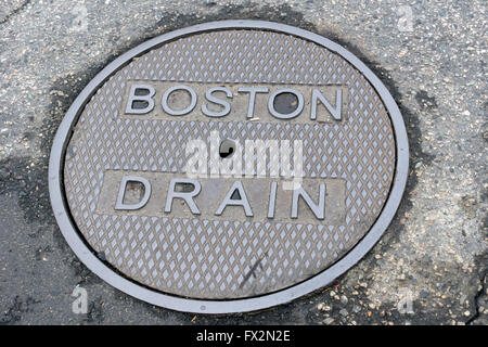 Kanaldeckel markiert Boston abtropfen lassen Stockfoto