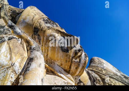 Nahaufnahme des liegenden Buddha Gesicht in Ayutthaya in der Nähe von Wat Lokayasutharam Stockfoto