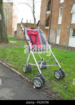 Kinderwagen Buggy aufgegeben Stockfoto