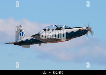 Military Aviation Training. Griechische Luftwaffe T-6A Texan II 2-Sitz Trainer Flugzeuge fliegen in den Himmel Stockfoto